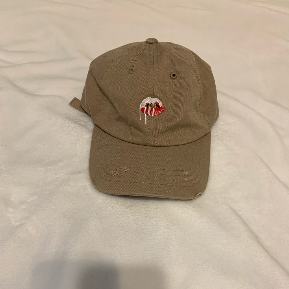 Kylie Jenner Cosmetics Lip Drip Beige Dad Hat